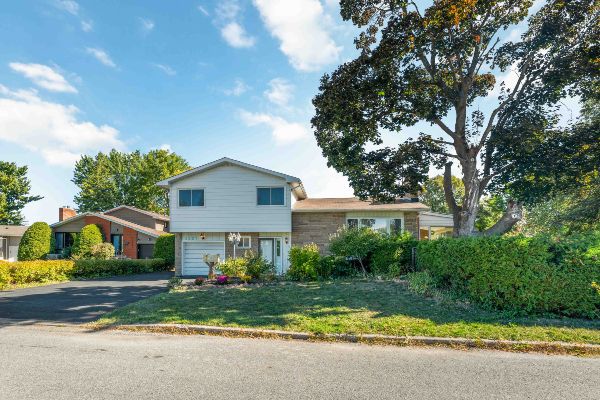 2221 Circle Place, Ottawa, ON K1G3E2