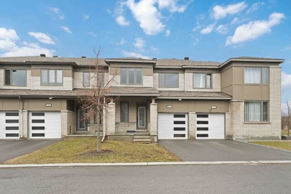 404 Edgevalley Court Stittsville, ON K2S 2R3