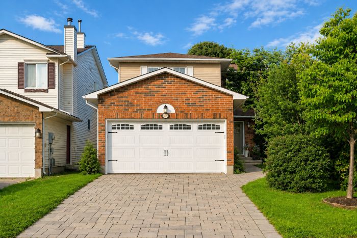 25 Waterton Crescent Kanata, ON K2M1Y8